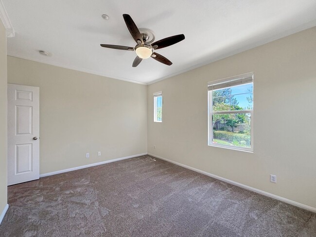 Building Photo - Stylish 2B/2BA Townhome in Torrey Highland...