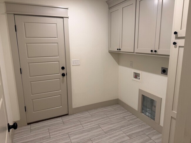 Building Photo - 7 Tiverton Ln