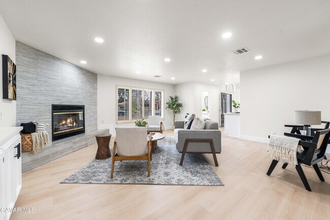 Building Photo - 41901 Cll Clarita