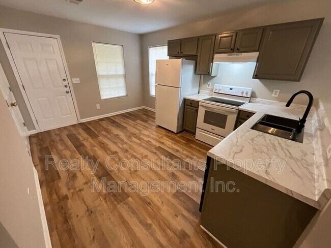 Building Photo - 1019 Manor Dr