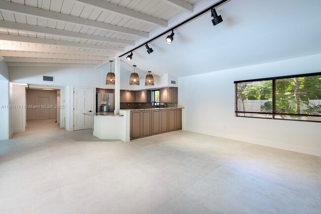 Building Photo - 1107 NE 118th St