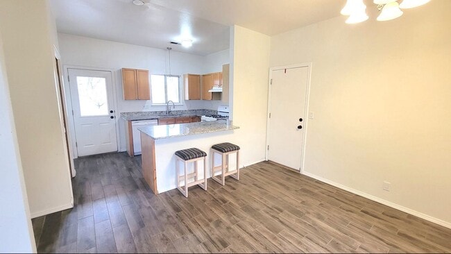 Building Photo - Great Near North Valley Home! No carpet! O...