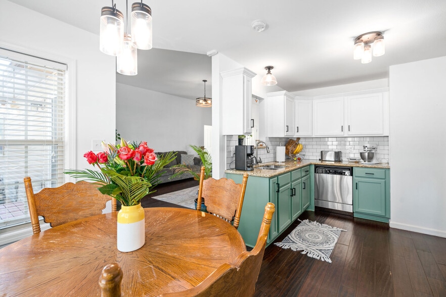 Building Photo - 525 Parkvue Village Way