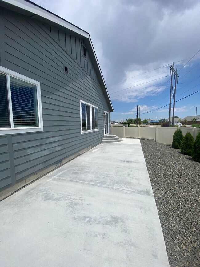 Building Photo - 3 bedroom, 2 bath home on a cul-de-sac