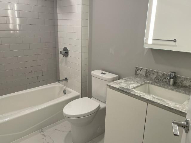 Building Photo - 987 Queen St