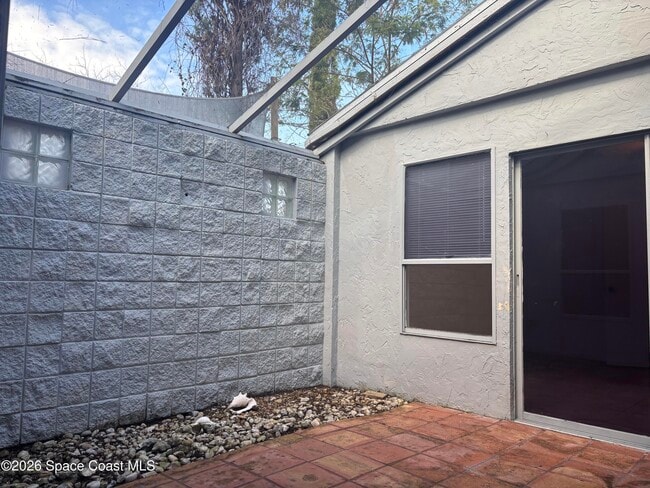 Building Photo - 467 Willow Tree Dr