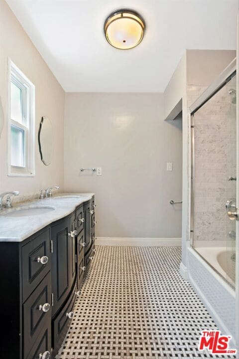Building Photo - 4922 Hayvenhurst Ave