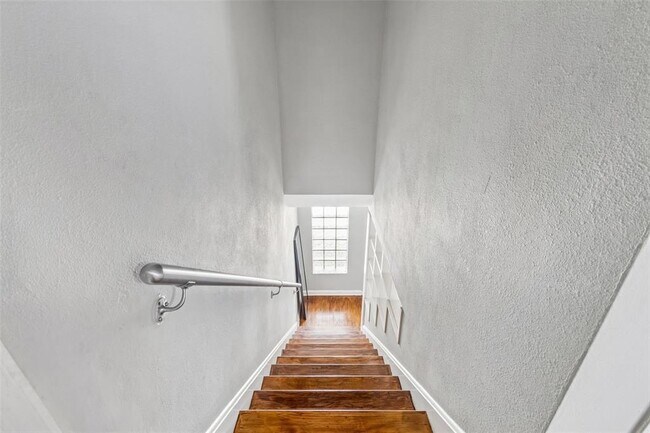 Building Photo - 601 Swann Dr