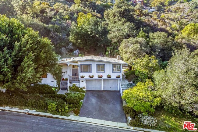 Building Photo - 2436 Arbutus Dr