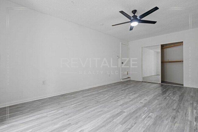 Building Photo - 2739 Knollwood Dr