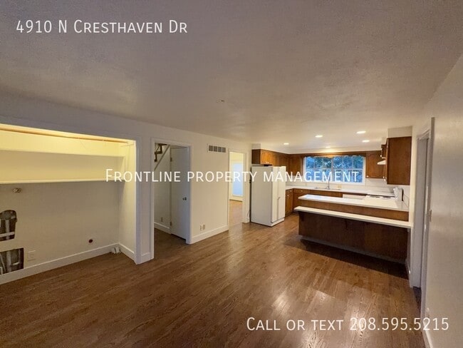 Building Photo - 4910 Cresthaven Dr