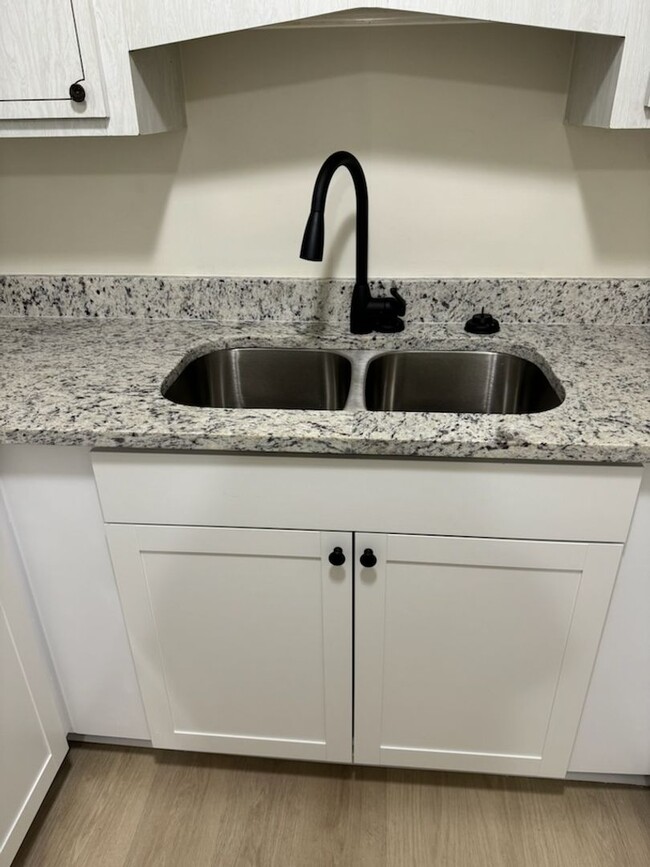 Building Photo - Two Bedroom 1 Bath
