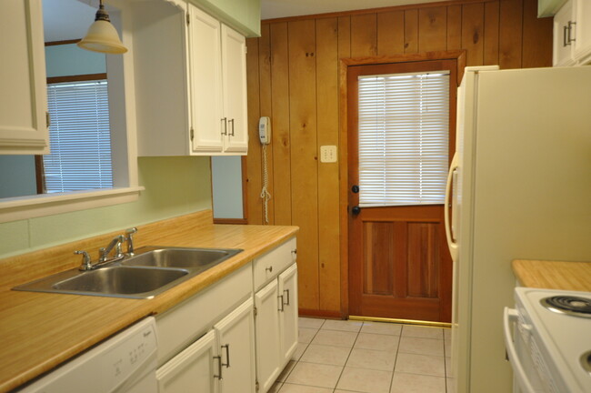 Building Photo - COMING SOON! 3 Bedroom 1.5 Bath Rental in ...