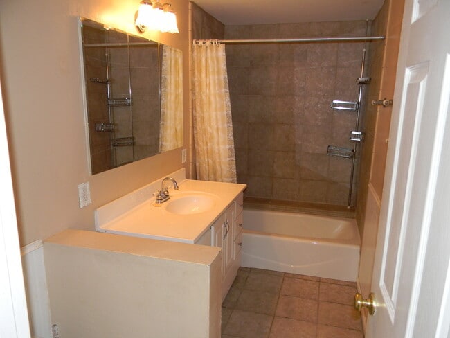 Building Photo - 1342 E Maple Ave