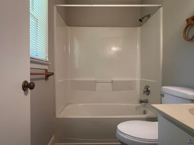 Building Photo - 211 Laverne Dr