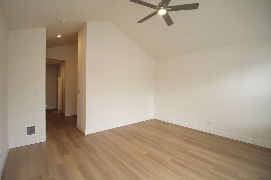 Building Photo - 8417 SW 24th Ave