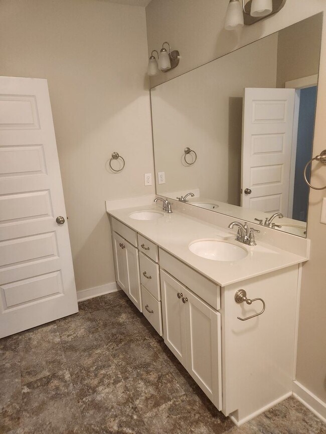Building Photo - Nice 3 Bed 2 Bath House! Available Now!