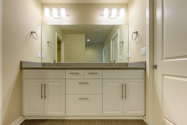 Building Photo - New listing!  Modern, A/C, Washer & Dryer included!