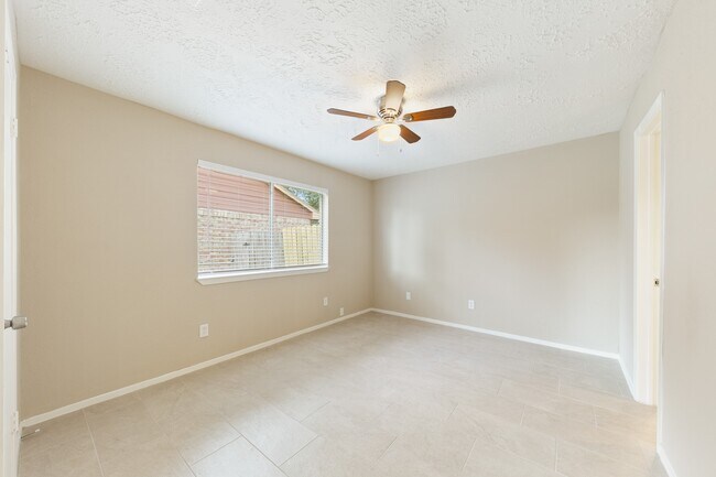 Building Photo - 1911 Highcrest Dr