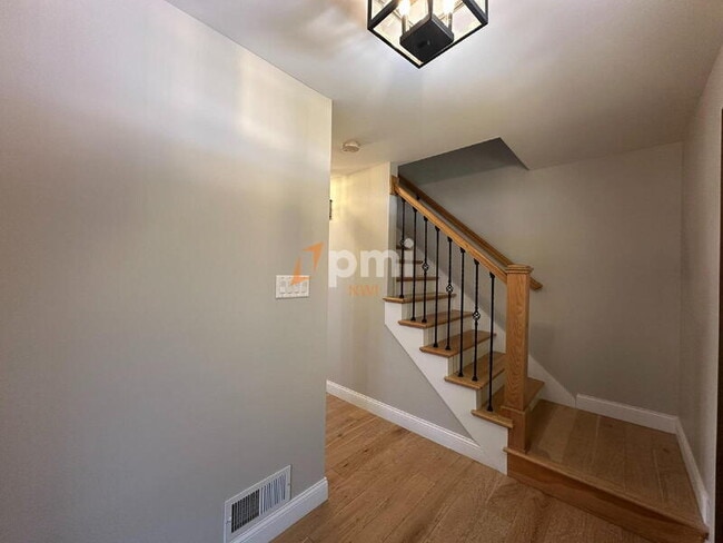 Building Photo - 9604 Walnut Dr