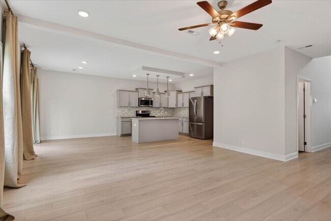 Building Photo - 4 Bedroom Pet Friendly Home For Rent with Club House, Comm. Pool, & Comm Gym Access!