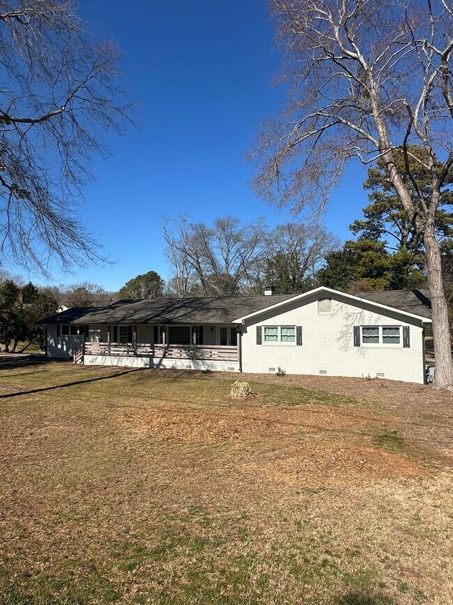 Building Photo - Gorgeous Lake Home on Lanier!