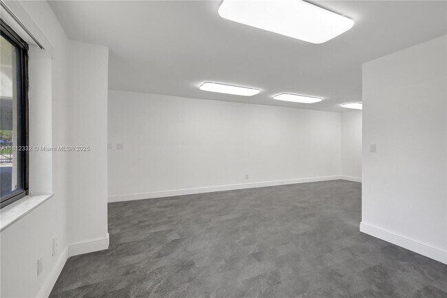 Building Photo - 5980 SW 40th Ave