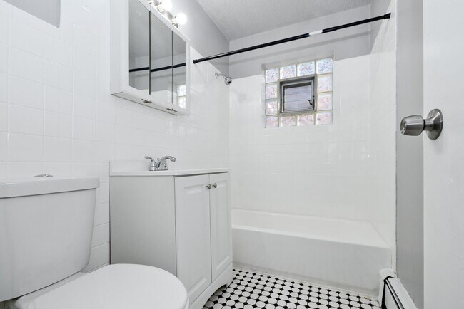 Interior Photo - 7818-7820 South Shore Drive