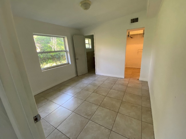 Building Photo - 977 Flomich St