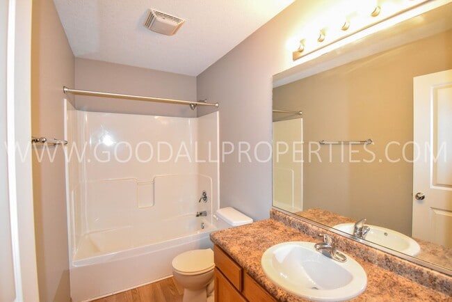 Building Photo - Discover this beautiful 2 Bedroom, 2.5 Bath Towhome in Ankeny!