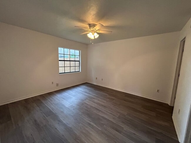 Building Photo - 1/2 Duplex For Rent !