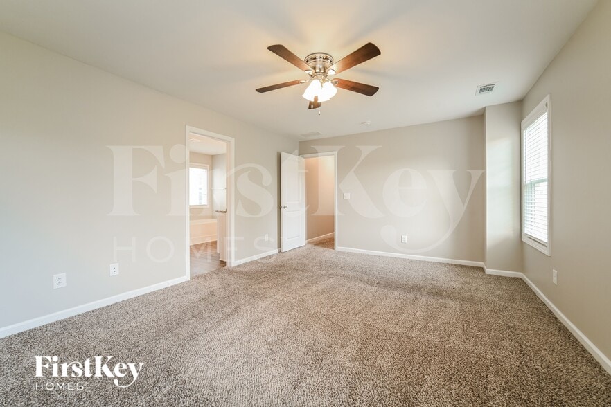 Building Photo - 8 E Newnan Rd
