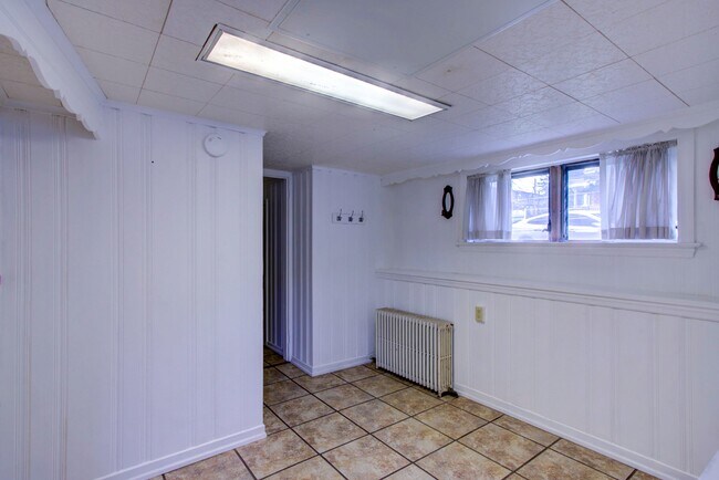 Building Photo - 902 Columbia Ave