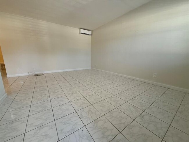 Building Photo - 1810 NE 56th St