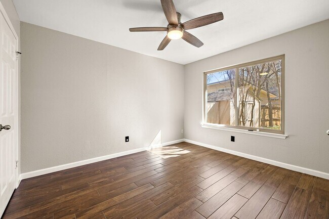Building Photo - 4910 Pelham Dr