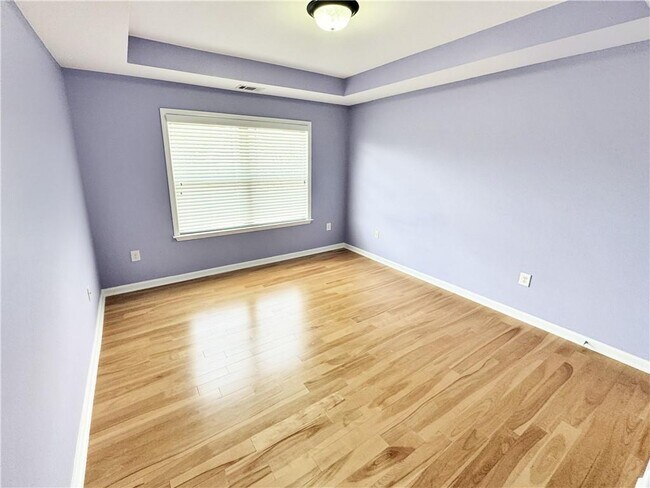 Building Photo - 2435 Manor View