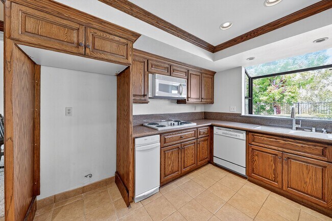 Building Photo - 5BR; 3BA Pool Home with Stunning Views in ...