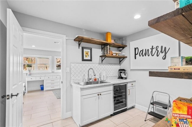 Building Photo - 6037 Country Club Dr