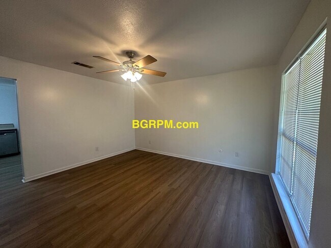 Building Photo - 3 BD 1 BA