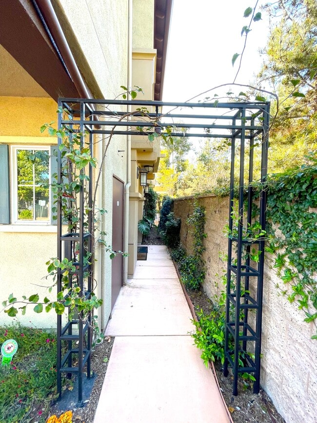 Building Photo - 2110 Cosmo Way