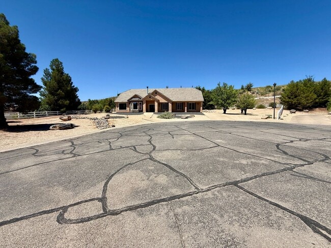 Building Photo - VIEWS in Toquerville Four Bedroom