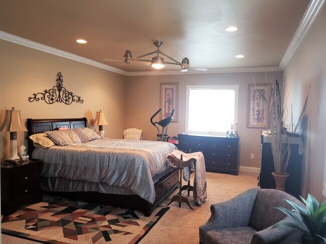 Building Photo - Fully Furnished Exquisite West-End Home! 650 Minimum Credit Score Required