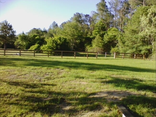 Building Photo - Country LIving