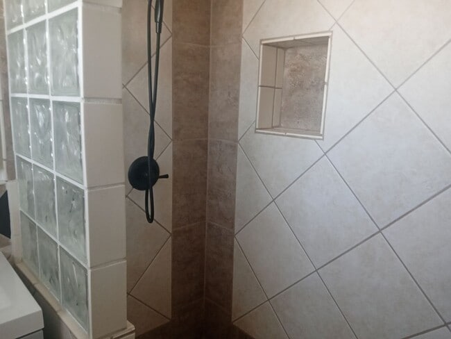 Building Photo - Remodeled 2 Bedroom 1 Bath