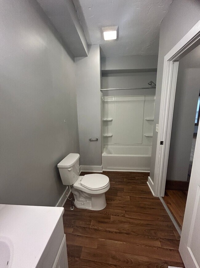 Building Photo - 3 Bedroom with a bonus room in East Davenport