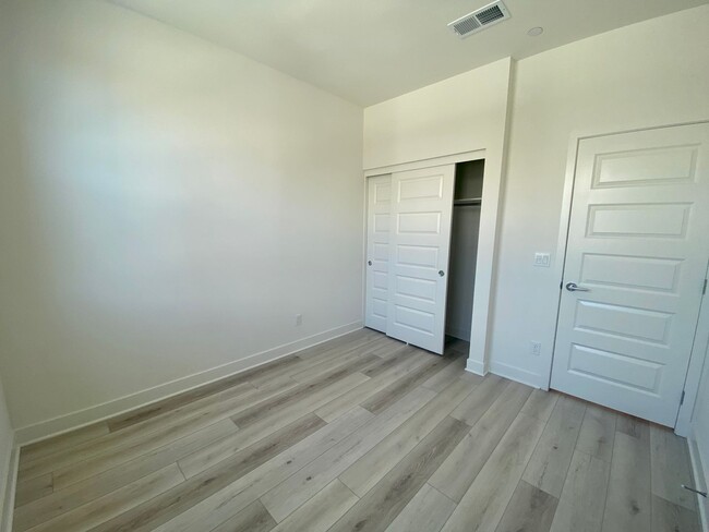 Building Photo - Luxury 3 br townhome Save up to $350 Each ...