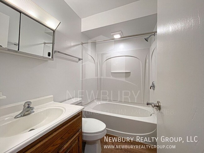 Building Photo - Spacious 2-Bedroom Apartment in a Serene C...