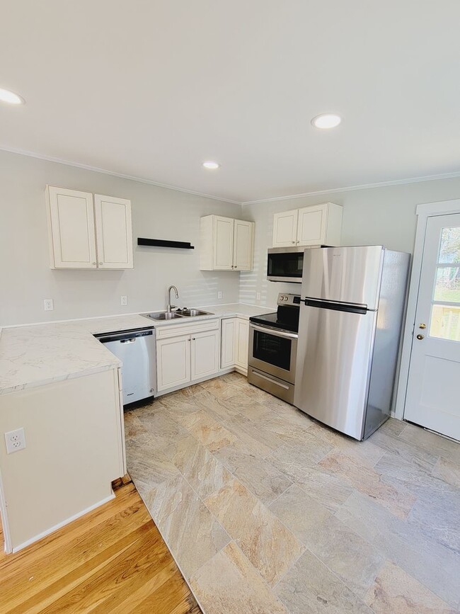 Building Photo - SUNSET PARK - Updated interior and fenced ...