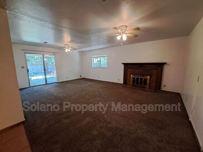 Building Photo - 2519 Heather Dr