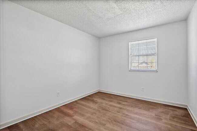 Building Photo - 807 Estate Dr
